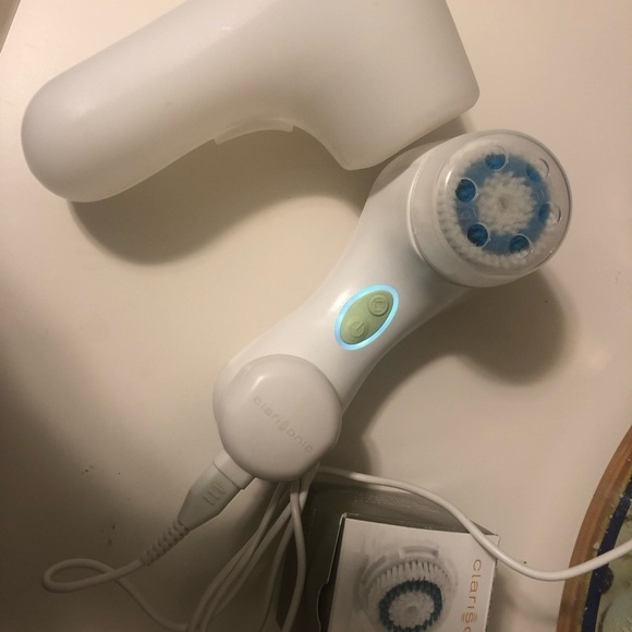 Clarisonic Mia Cleansing System White Charger Case 2 New Replacemnt Brushes - Picture 2 of 2